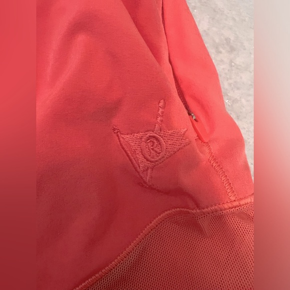Lululemon Coral Hotty Hot short 2.5” (Country club partnership logo) - Picture 2 of 7